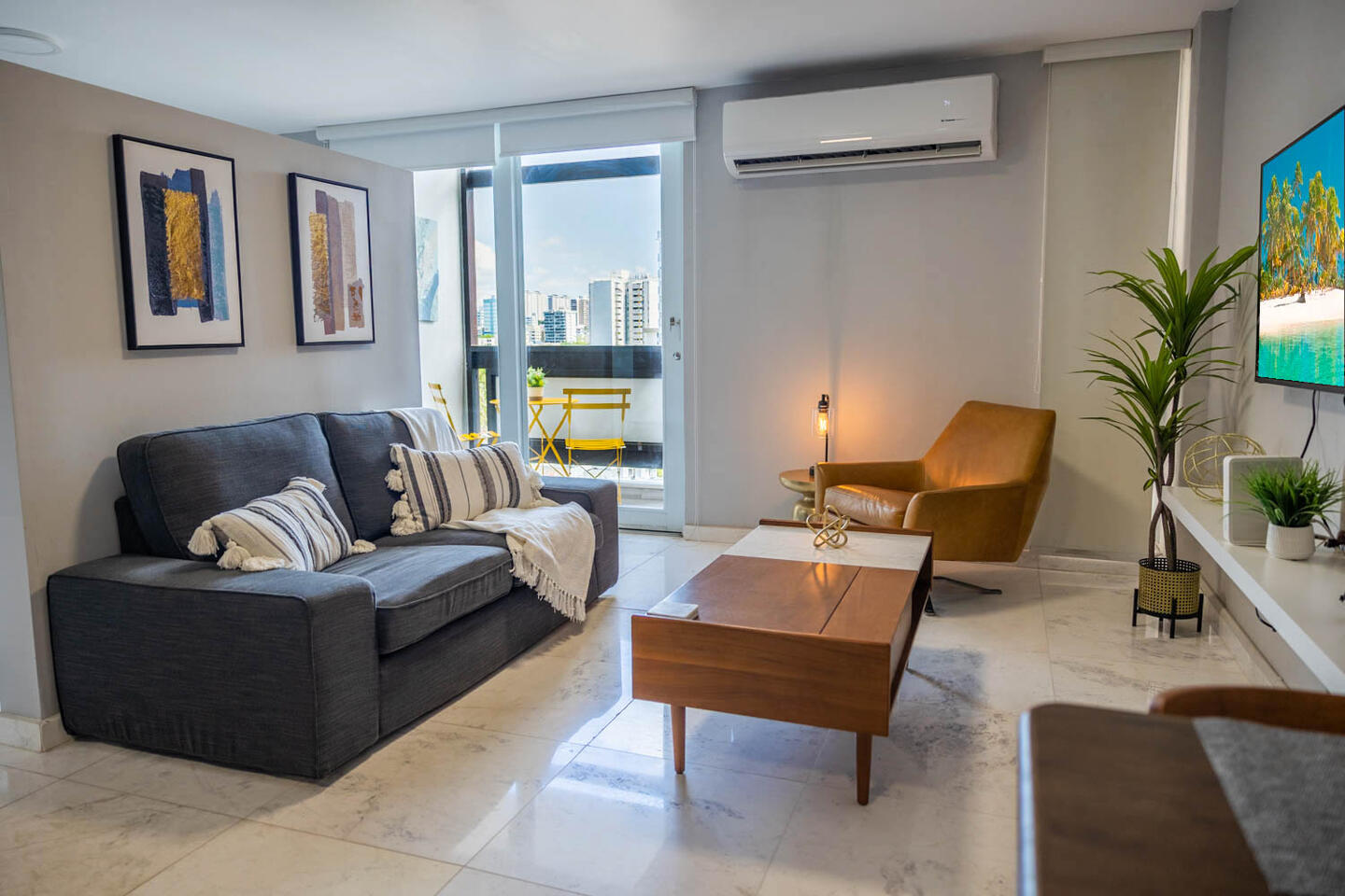 Stylish City/Beach Apt w Parking